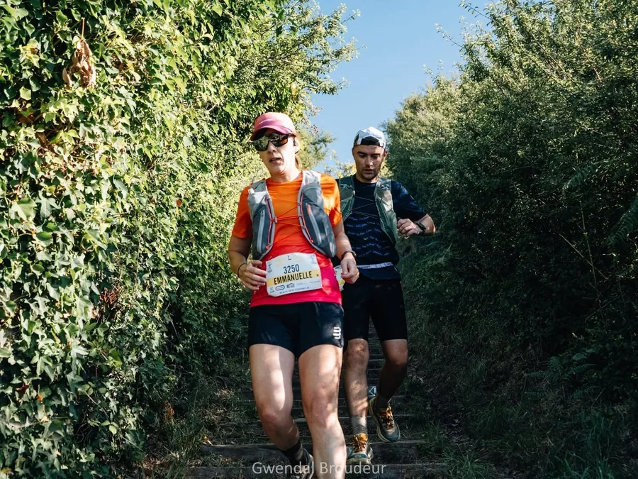 Deux coureurs du club dans un sentier de trail (photo Gwendal Broudeur)